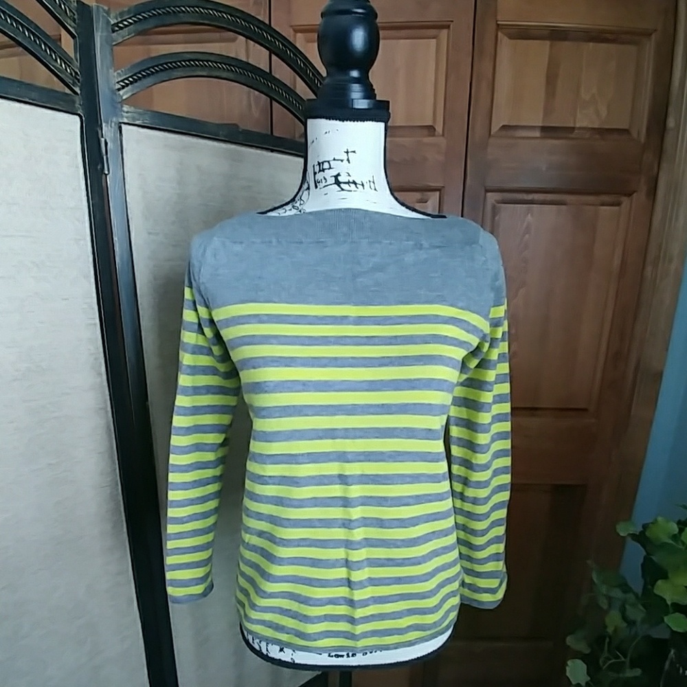Gap sweater